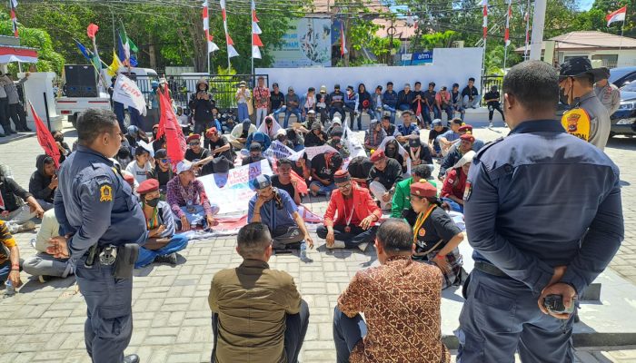 Dukung MK, Tolak Revisi RUU Pilkada, Massa Aksi Demo Kantor KPUD NTT