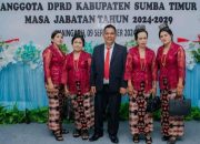 Wow! Pelantikan Anggota DPRD Sumba Timur Didampingi 4 Istrinya