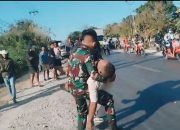 Lakalantas di Naibonat, Anggota Brigif 21/Komodo dan Romo Evakuasi Korban Terjepit di Dalam Mobil