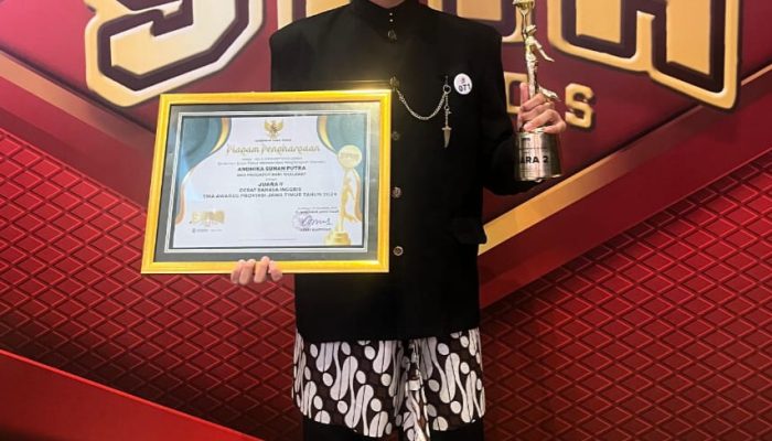 Sabet Juara 2 Debat Bahasa Inggris SMA Awards Jatim, Andhika Sutami Harumkan Nama NTT